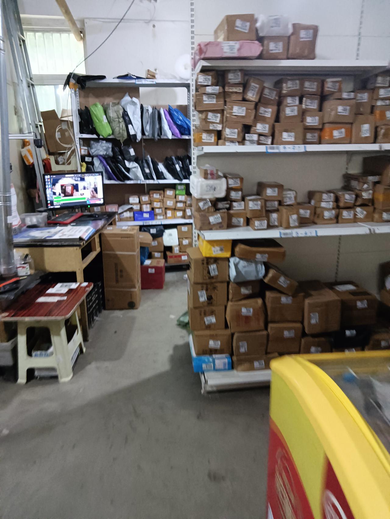二胎坐月子的时候，一天晚上九点多了，小区门口商店老板打电话，说我家孩子拿快递拿错