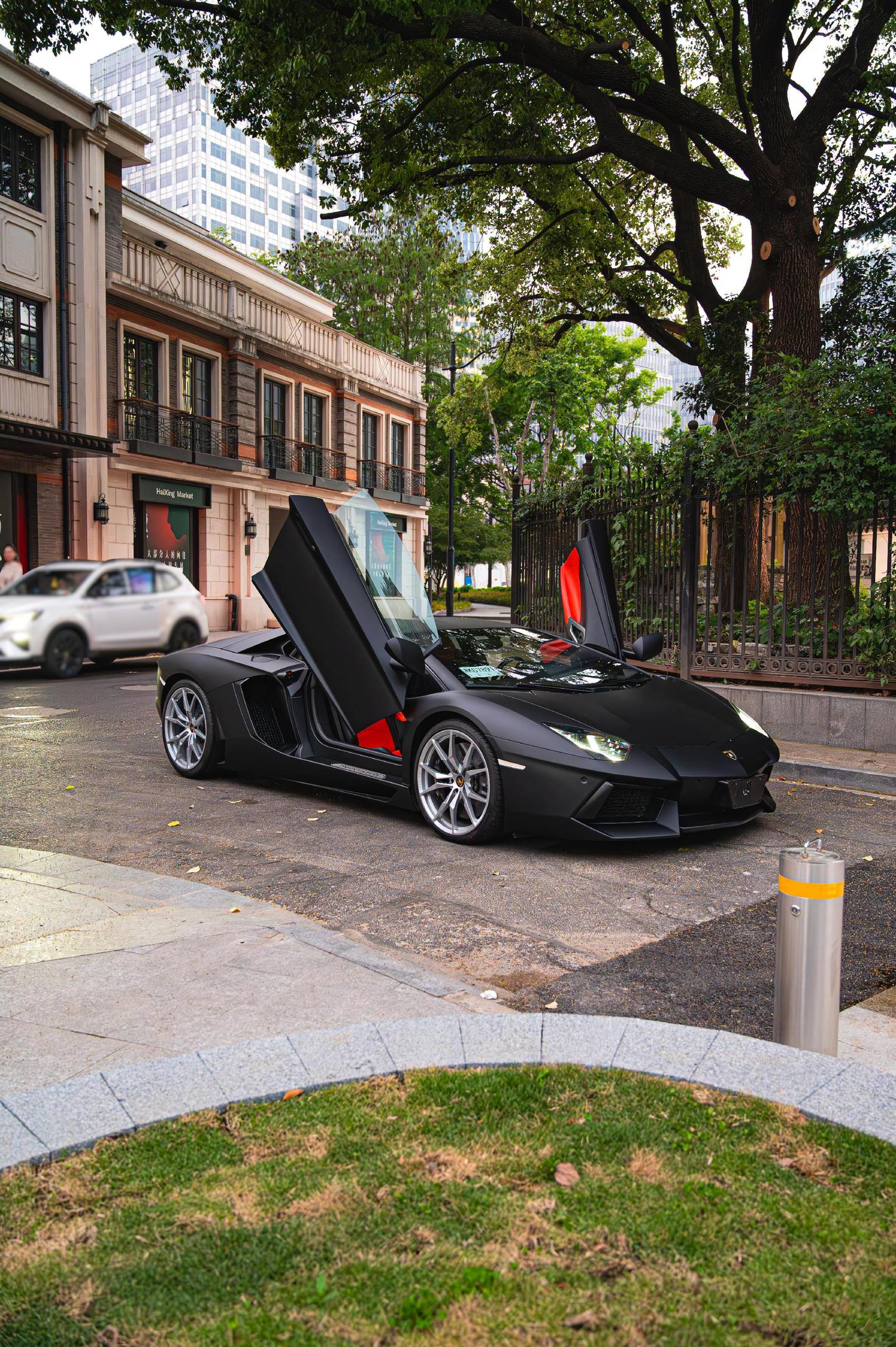 哑光黑配色的大牛。       Lamborghini Aventad...
