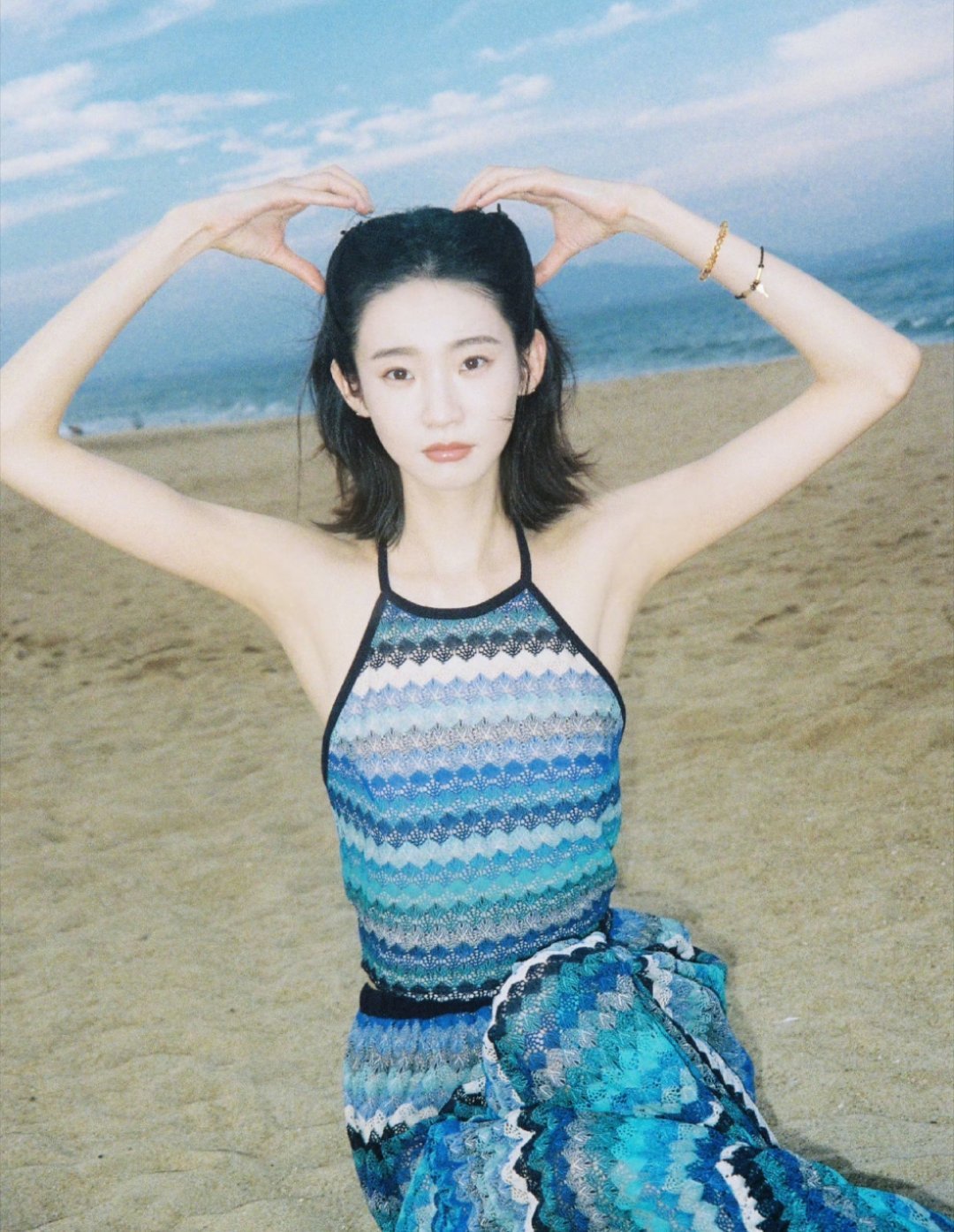 张艺凡在海边玩的感觉怎么样！是不是吹着海风很舒服[苦涩][苦涩] ​​​