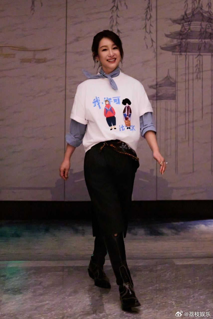 全世界都陪秦海璐看小说胡闹 《我，许可》观影现场也太欢乐了，观众直接问秦海璐还听