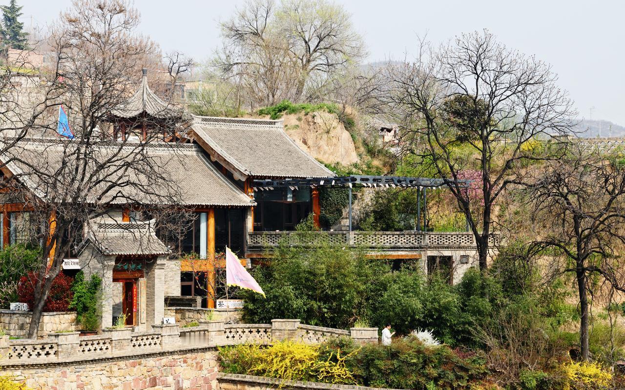 要说我认为最美的风景照片，那必须是张掖七彩丹霞那张。4月的张掖，阳光正好，站在观