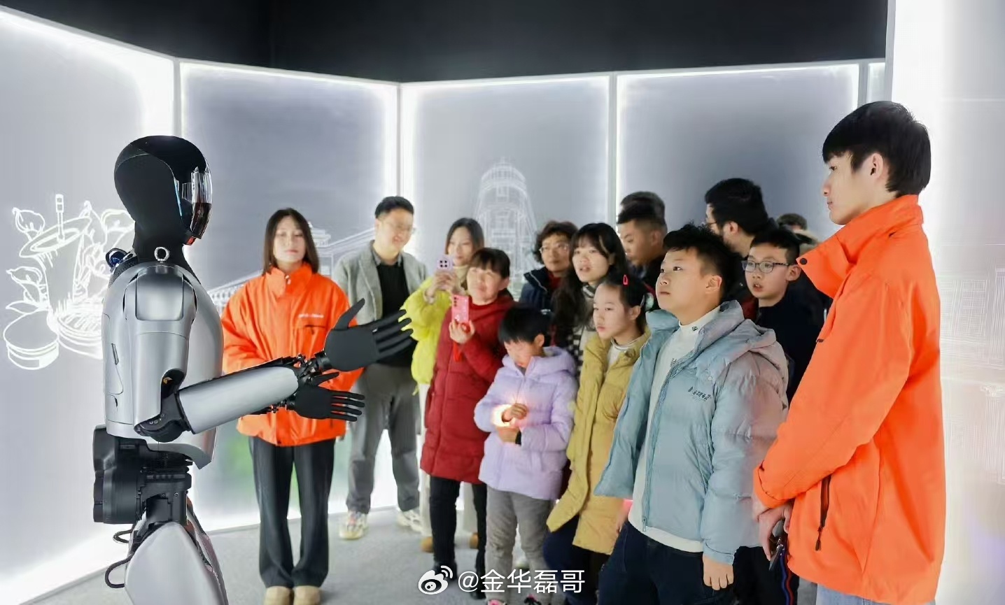 武汉机器人体验馆火到要排队科技启蒙从童年开始，武汉机器人体验馆用有趣的互动点燃孩