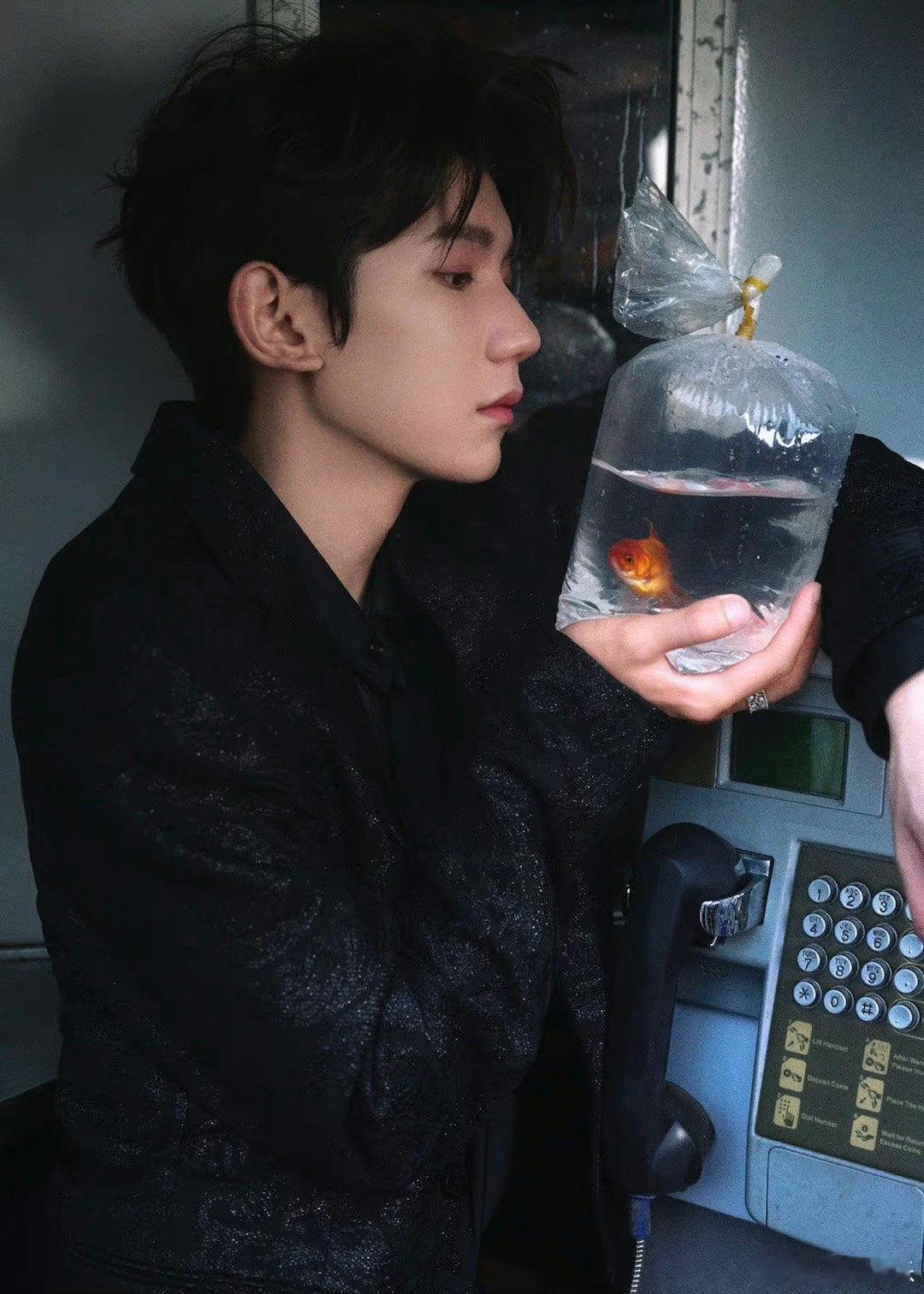 #王源回重庆不回家住的原因#王源是真的很可爱的，他回重庆不回家住，要住酒店，因为