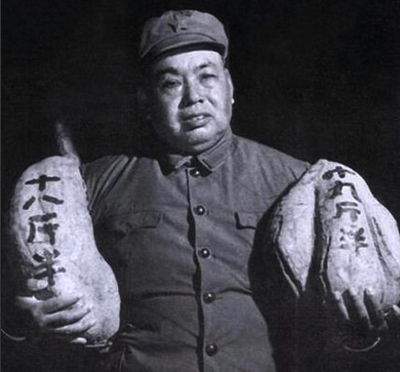 1937年，许世友因故被关押，一日，他收到妻子的来信，这可是他久盼的消息啊，打开
