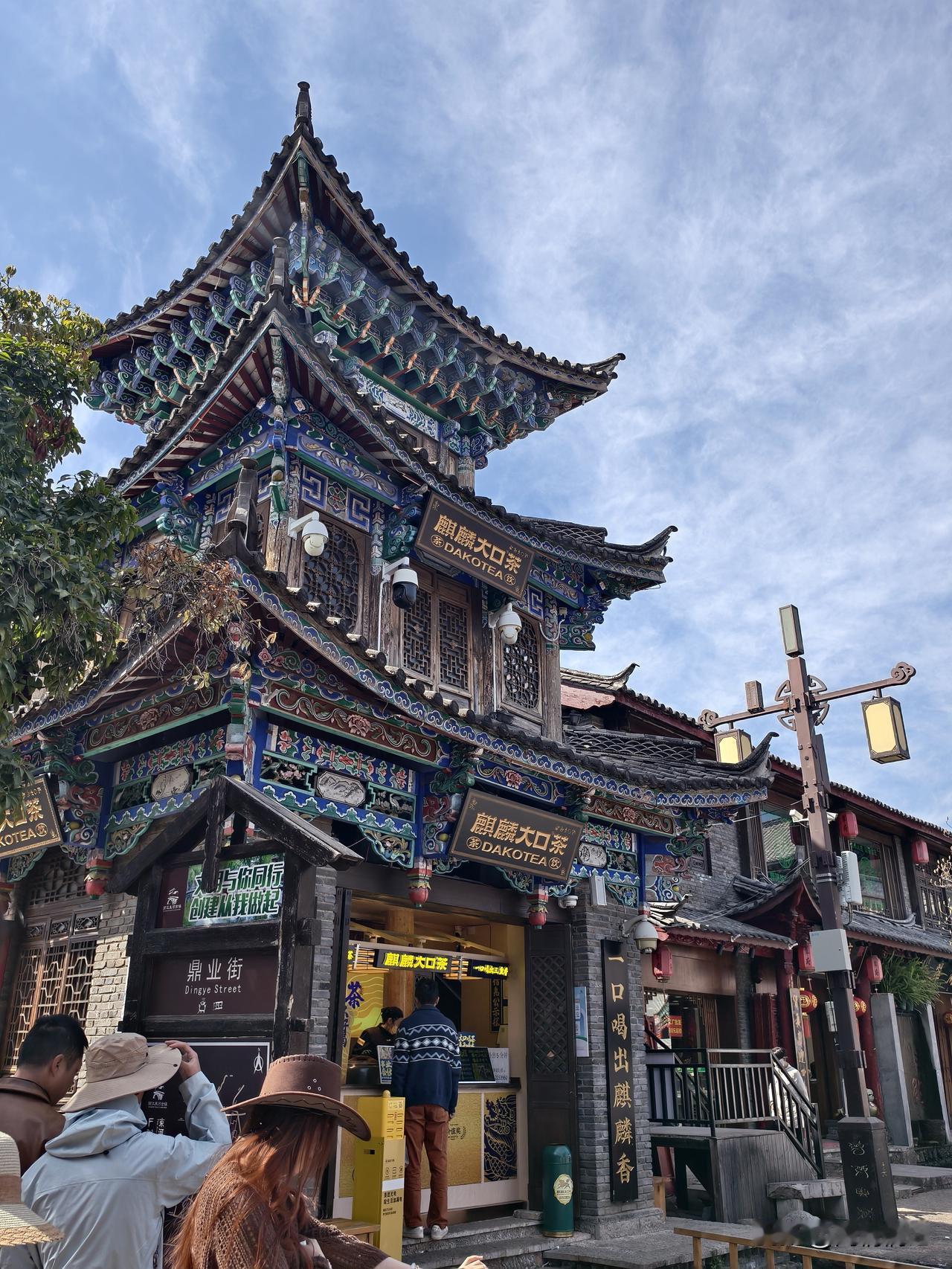 杨绛先生说：“人这一辈子，不会骗人、不会哄人，不会演戏，不会玩套路，你在社会上将