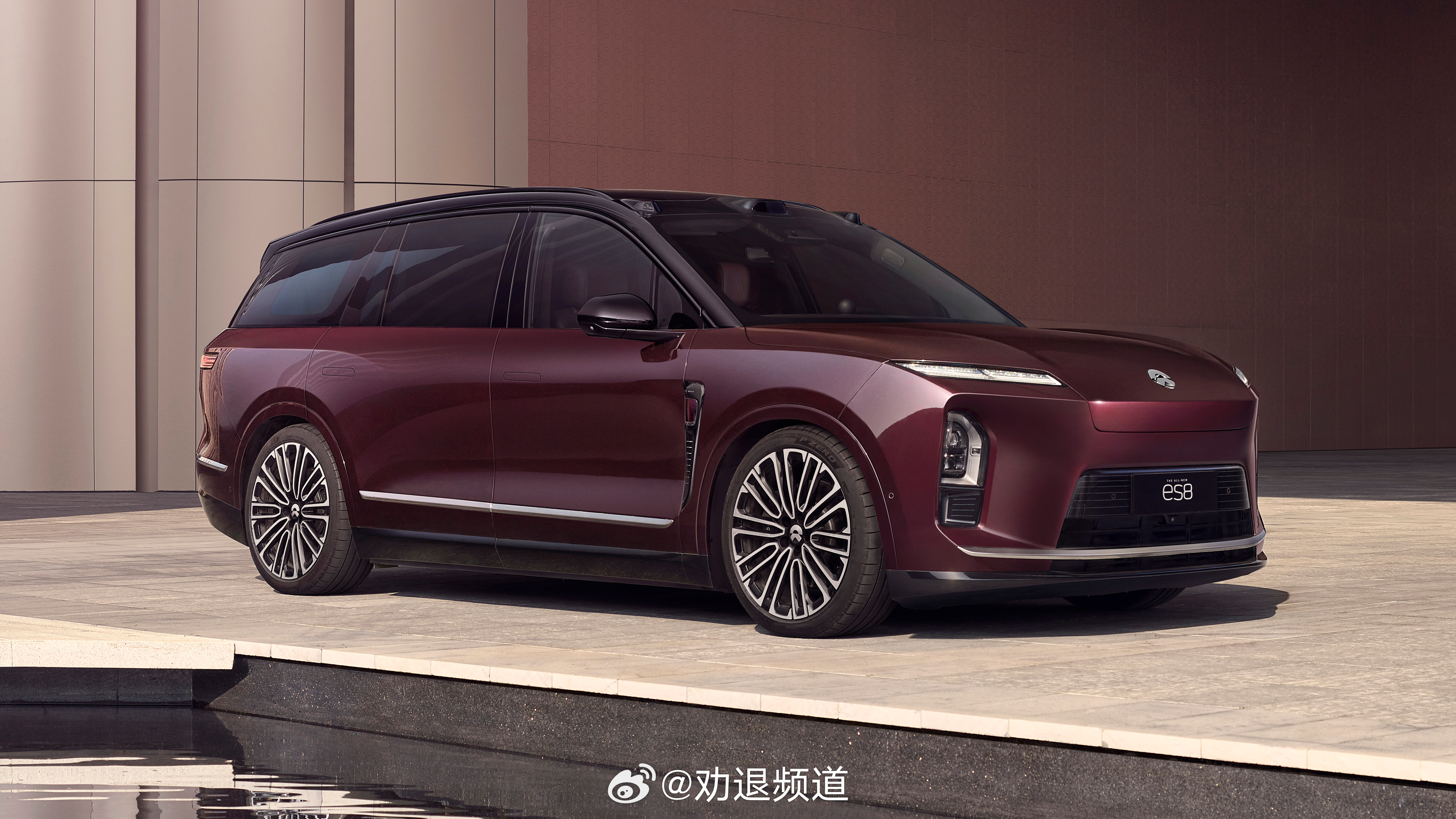 蔚来全新ES8的新配色名称真有未来的时尚味，叫M42星云红，让我不自觉想起某M7