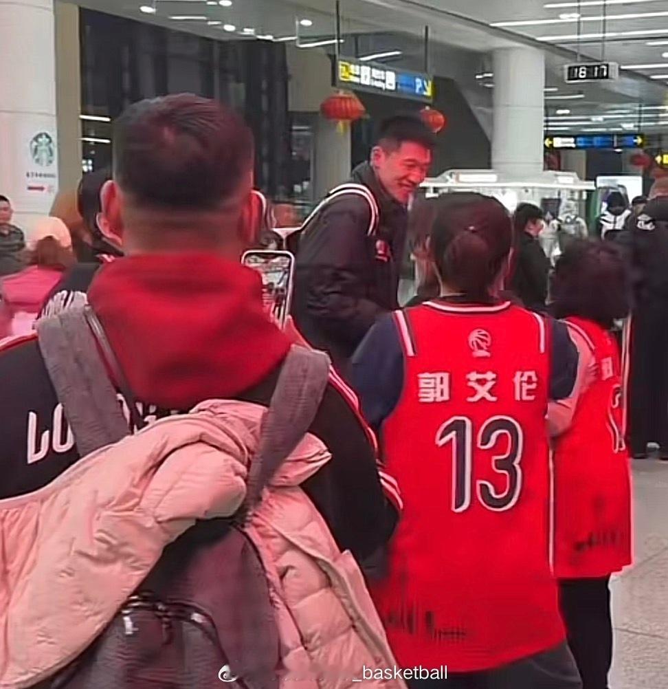 辽宁男篮明晚的对手广州龙狮今晚抵达沈阳，郭艾伦球迷组织在机场拉出条幅欢迎广州龙狮