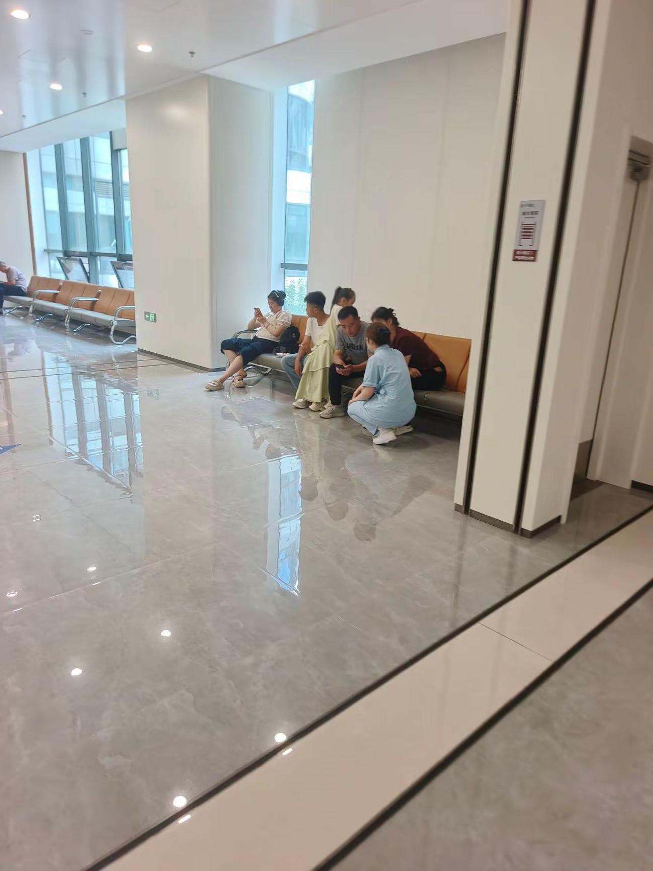 私立医院医护人员服务态度就是好！就凭这种耐心服务态度，就值得去信任！