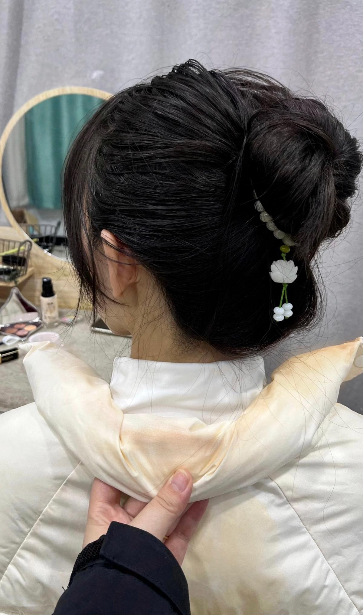 买羽绒服千万不要买这种立领的，太坑了，三天两头就要拿去干洗！
 
       