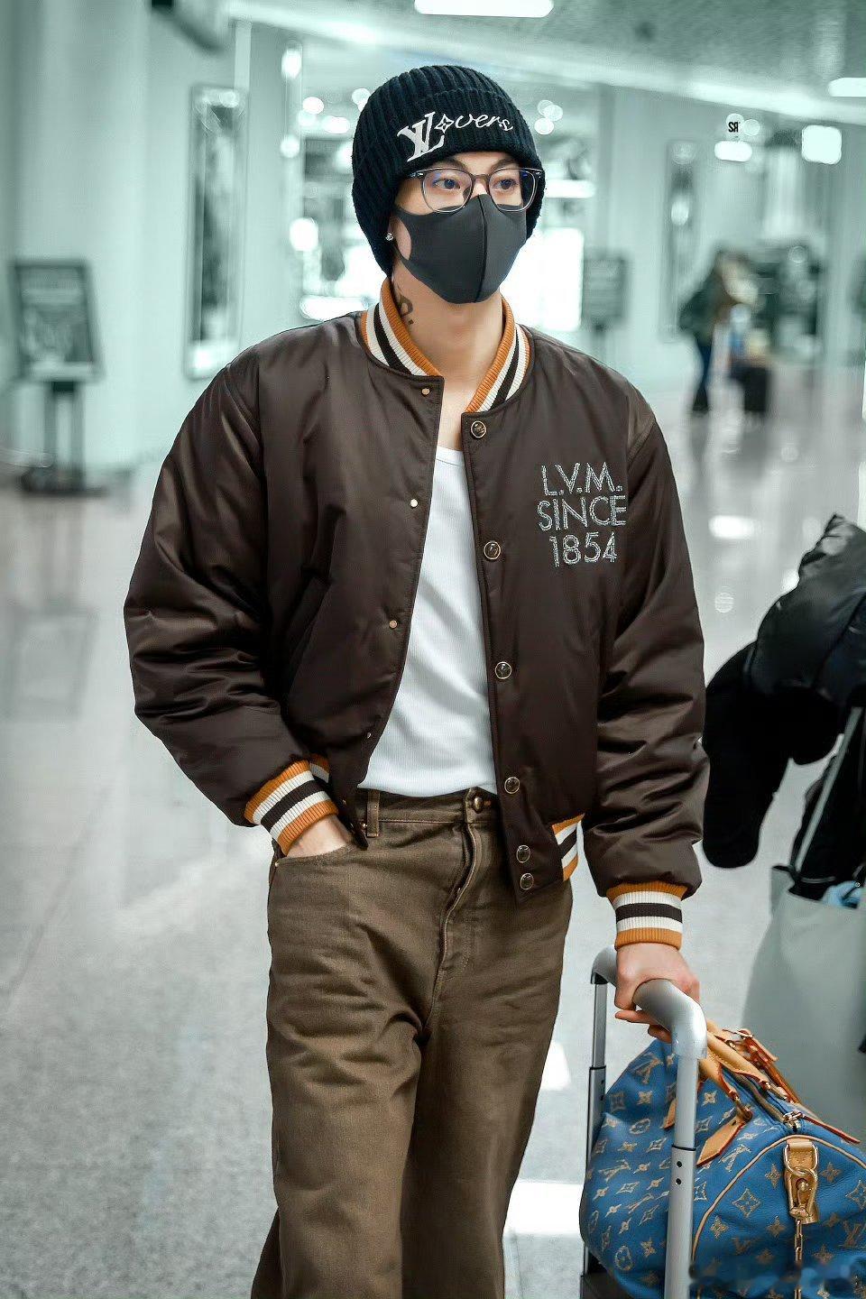 王鹤棣已到巴黎，是一直在给粉丝打招呼的棣棣啊，酷感贵公子棣棣上线，燥侯 