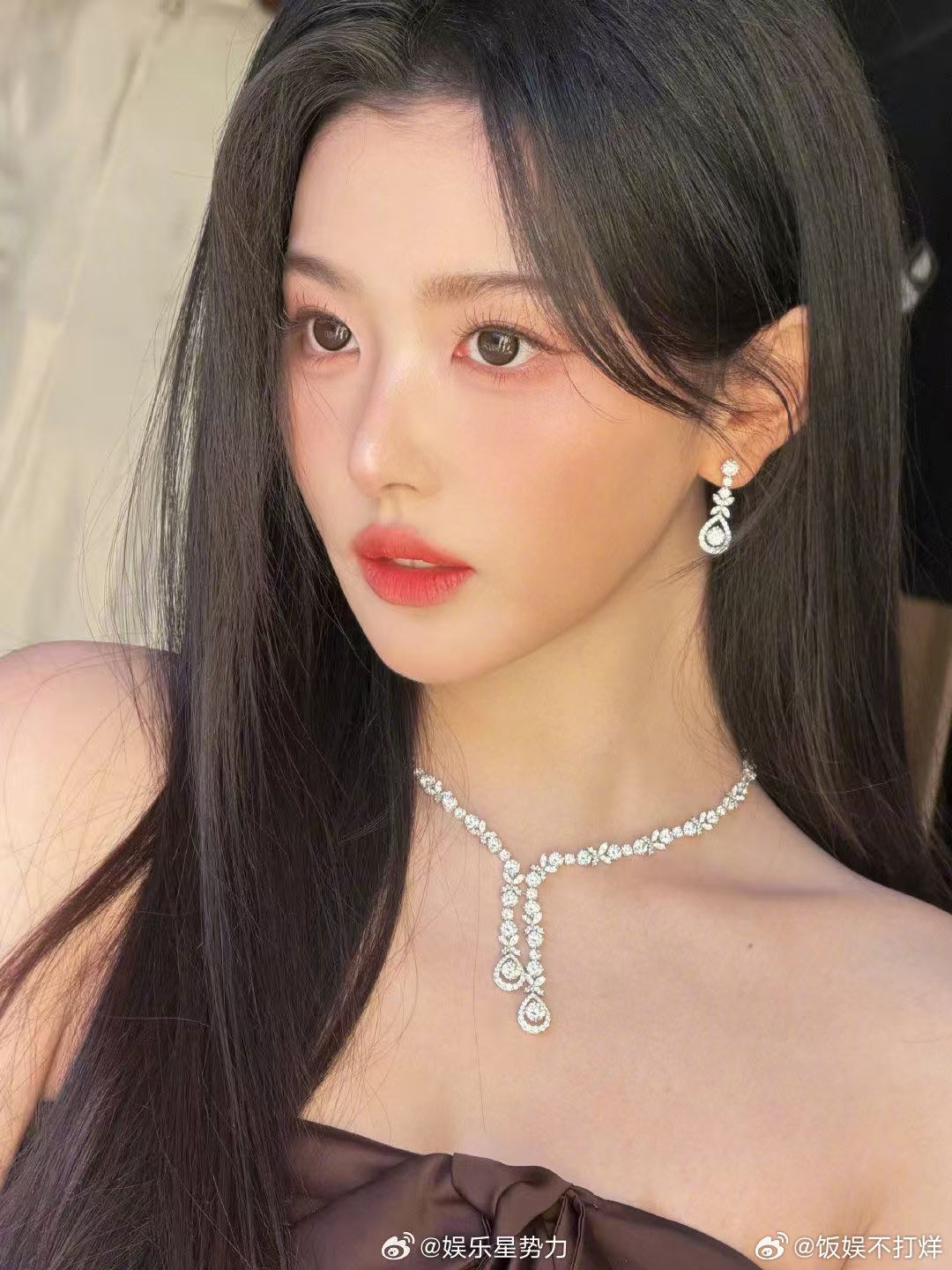 孔雪儿也太爱听烂梗了吧 每次看到孔雪儿和粉丝的互动都觉得特别暖心，不摆架子不刻意