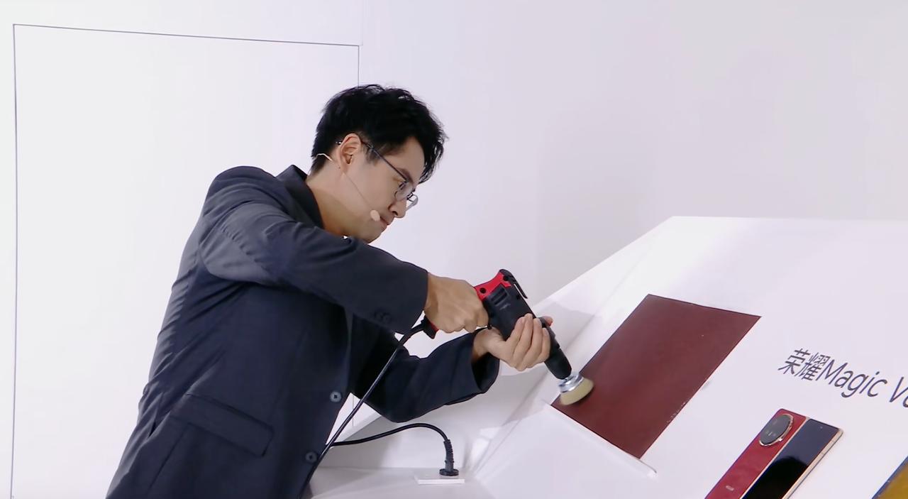 太狠了，荣耀Magic V6发布会现场，直接上电钻磨荣耀Magic V6的黑钻屏