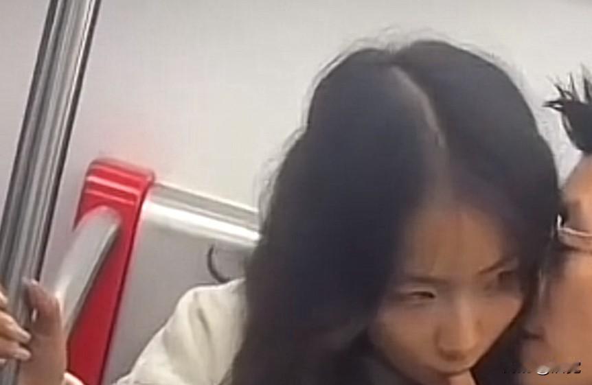 看了这样的视频
地铁是公共空间
并非某些人违背社会公德
做出不雅举动之地
希望对