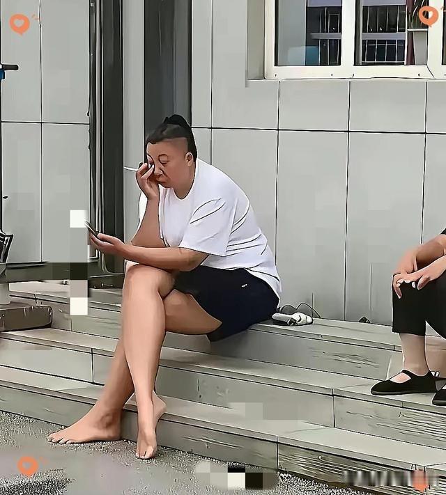 东北雨姐现在估计肠子都悔青了。
她后悔的不是被人拍到骑着电动车叼着烟，也不是形