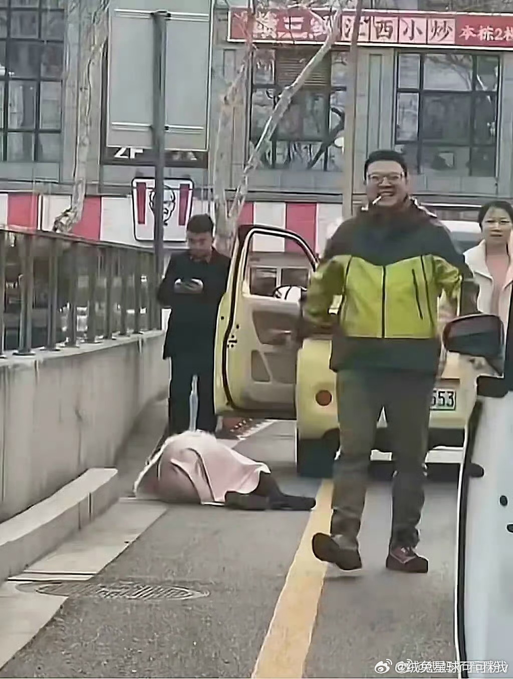 现在的社会怎么了？当街打女人还这么狂妄的离开 ​​​