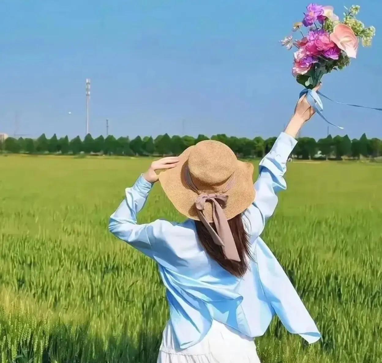 公交车刚启动，又停了下来，车门打开，上来一位老太太。

“你站车前面干啥啊？！”