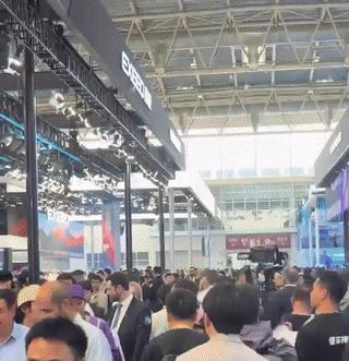 现在年轻人买车真没那么多宏大的态度，大家无非就是兜里有钱，想买个省心、好看、性价