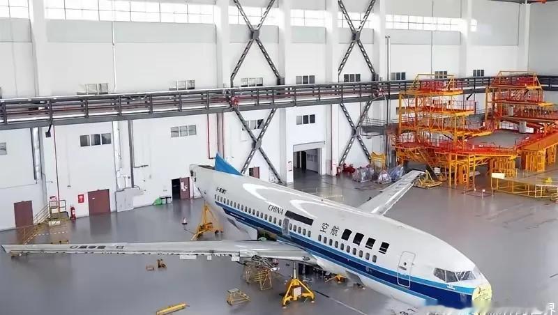 南航那架退役的波音737-700在贵阳机场拆解，本来大家都想着就是拆些零件啥的，