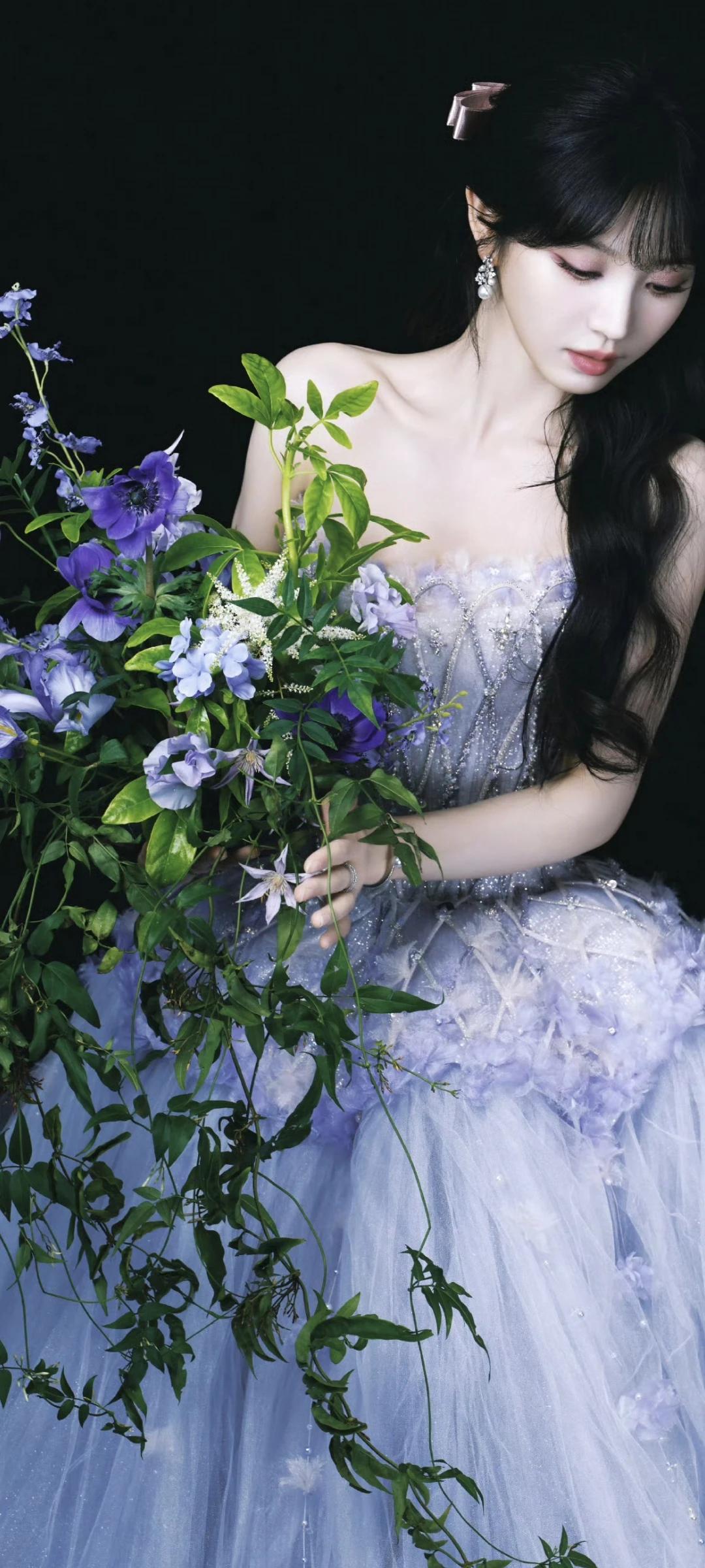 田曦薇壁纸～
像从童话里走出来的公主，淡紫纱裙与黄花的搭配太美了……