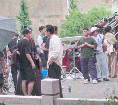 小胖是不是在强忍想上去给小皇棣理衣服的冲动hhh 