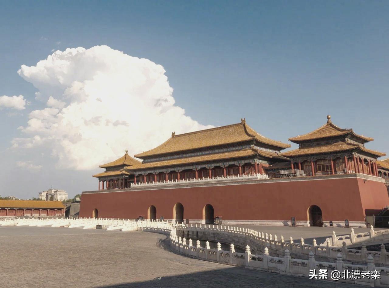 明天去故宫转悠一圈，约起来。
     昨天隔壁邻居开始装修了，噪音太大了，卫生
