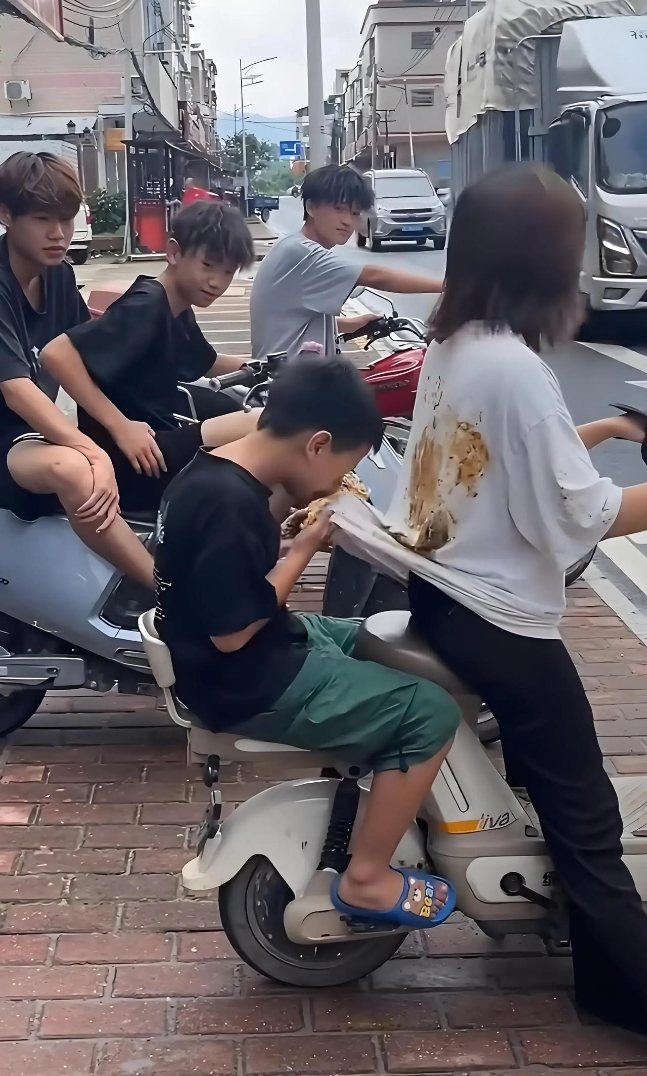 黄毛看戏……
回家等着挨打吧！