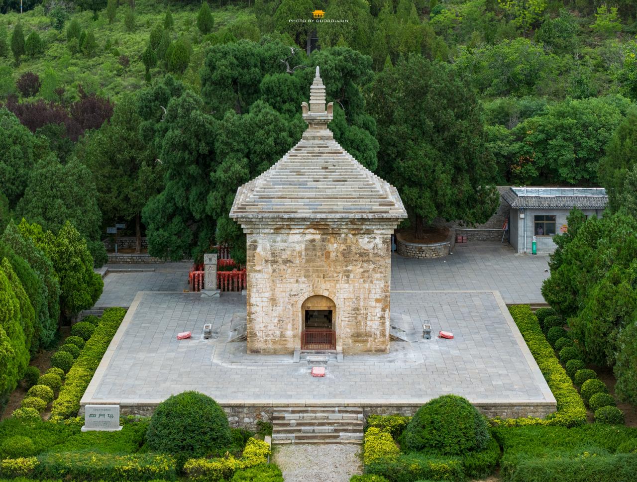 古塔，很丰富的塔，多种多样的塔：
单层塔、双层塔、三层塔、五层塔、七层塔、九层塔
