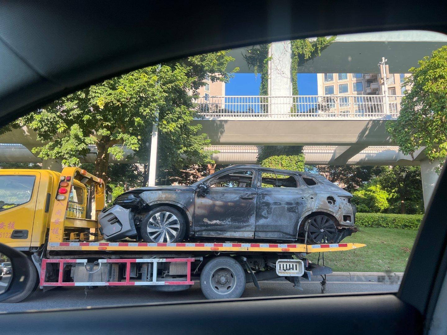 昨天成功大道烧剩下壳的车，前杠原车漆还保留住了一些，有没有看得出是什么车的？给个