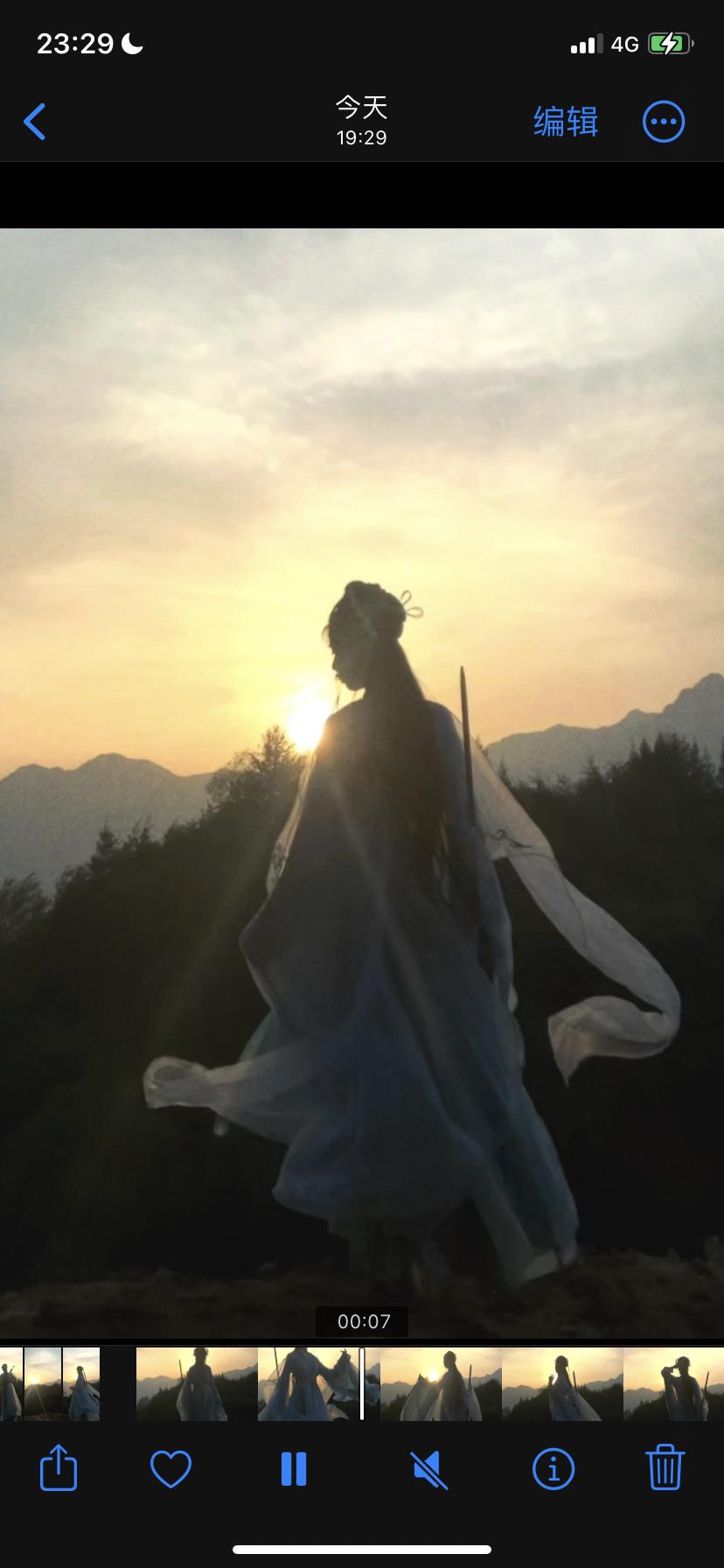 “师姐。你骗我。”