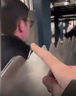 怎么防都防不住。作为城市最主要的交通工具，美国地铁的逃票行为早已是常态。
为了防