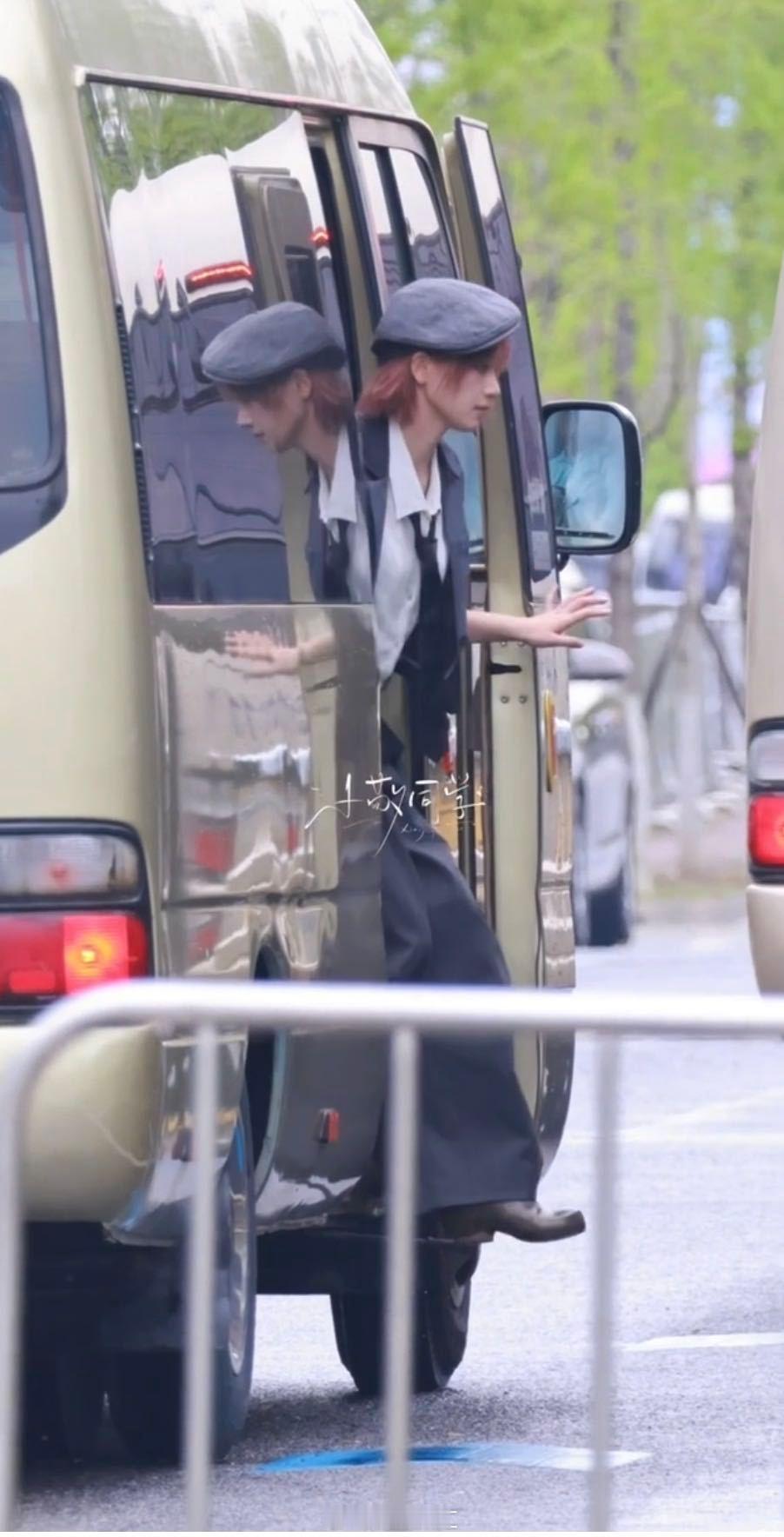 黄灿灿舞台报童帽造型给到夯黄灿灿西装造型给到夯 浪姐一公直播造型用心，状态在线，