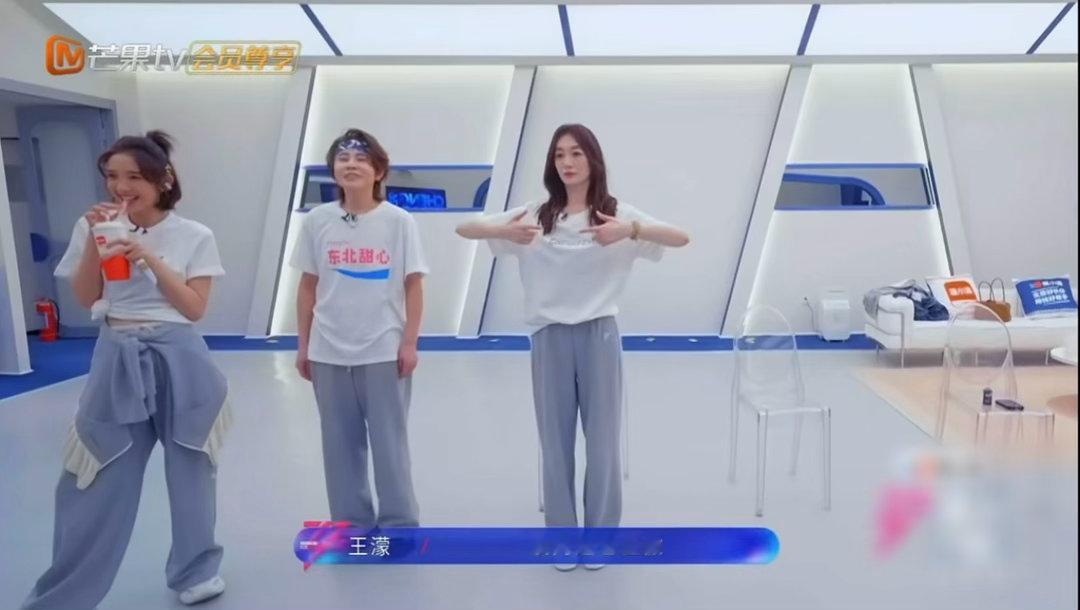 李小冉唐艺昕你俩别太会哄了 王濛做手势舞，李小冉唐艺昕在后面全程夸夸模式：“很好