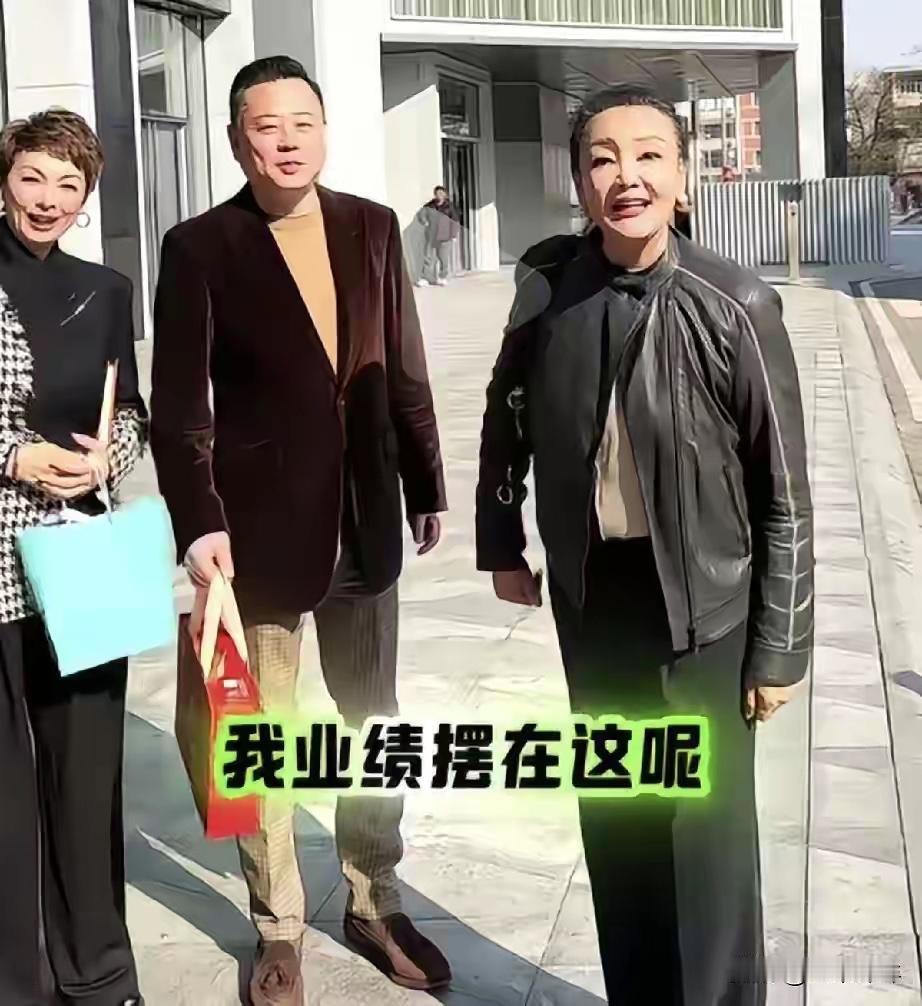 兰姐那么开心，是有原因的呢？看看人家，企业有那么多优秀的人和她一起，不怕，都是得