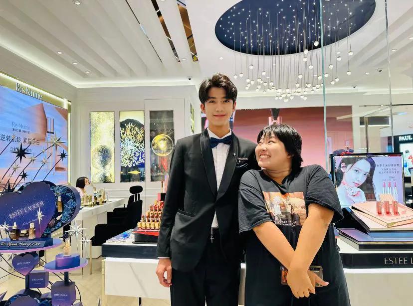 男模和我
哈哈哈哈，我看到好多人喜欢这个男模，我再发一张照片，集美们谁懂啊，我真