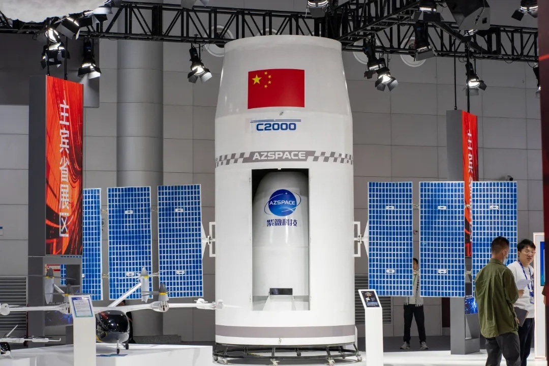 紫微科技C2000中型货运飞船DEMO版直径约2.4m，高度约5m，载货空间15