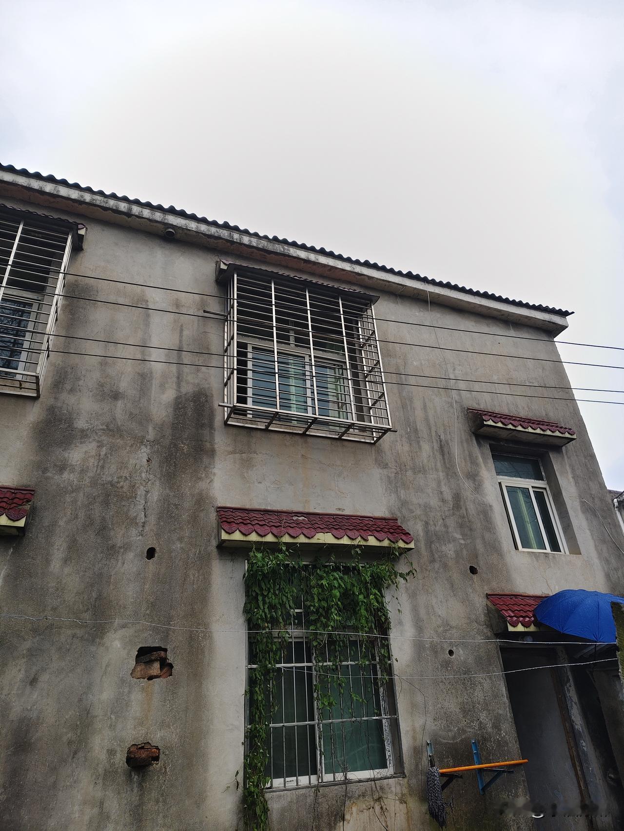 开伙自己做饭咯！第一顿必须吃好的，牛杂火锅安排。
住的地方有点破，两层小洋楼，后