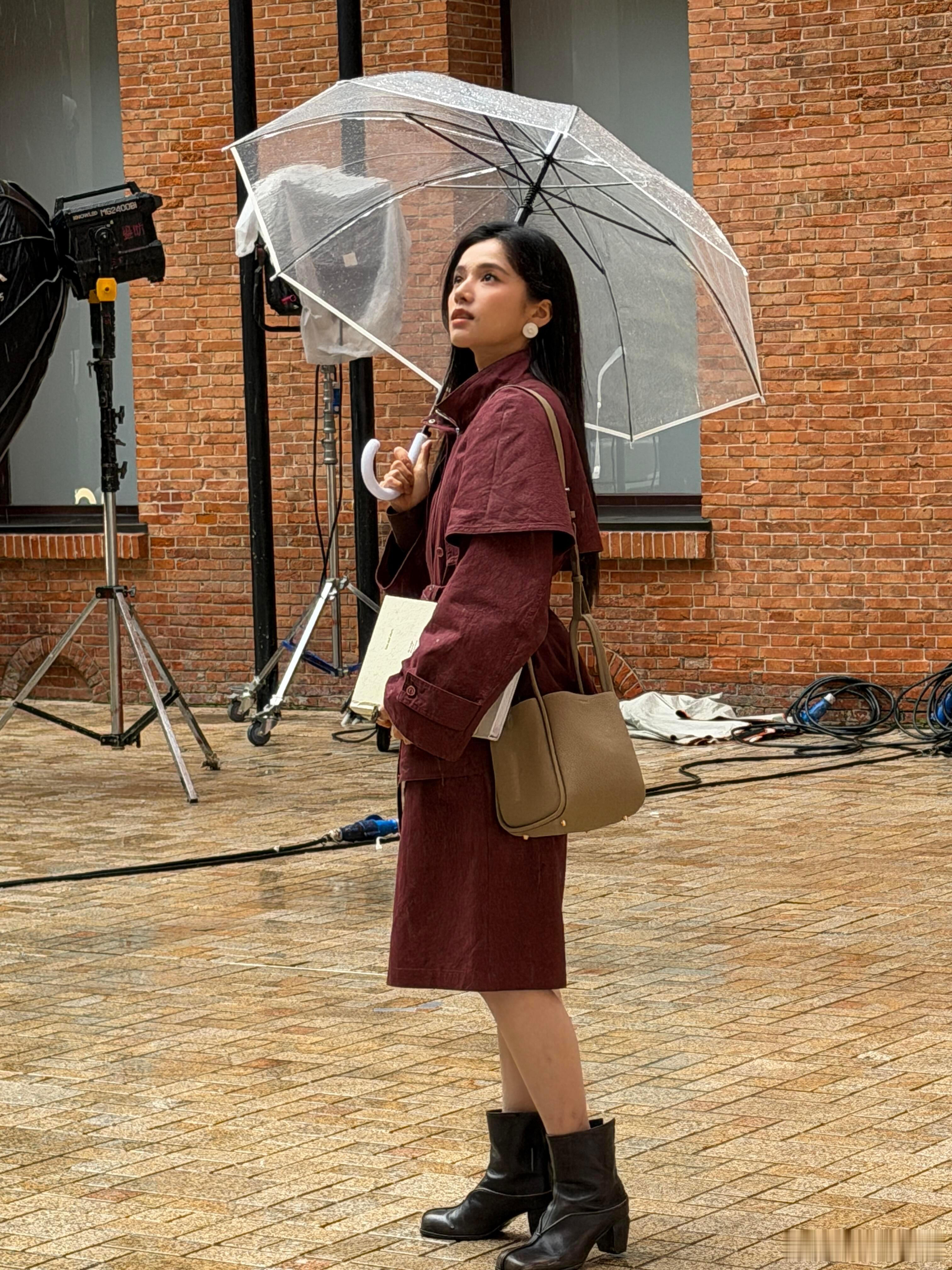 张婧仪再现穿搭反面教材。这鞋真不适合她，显得腿短又粗，本来一双细高跟就解决。可能