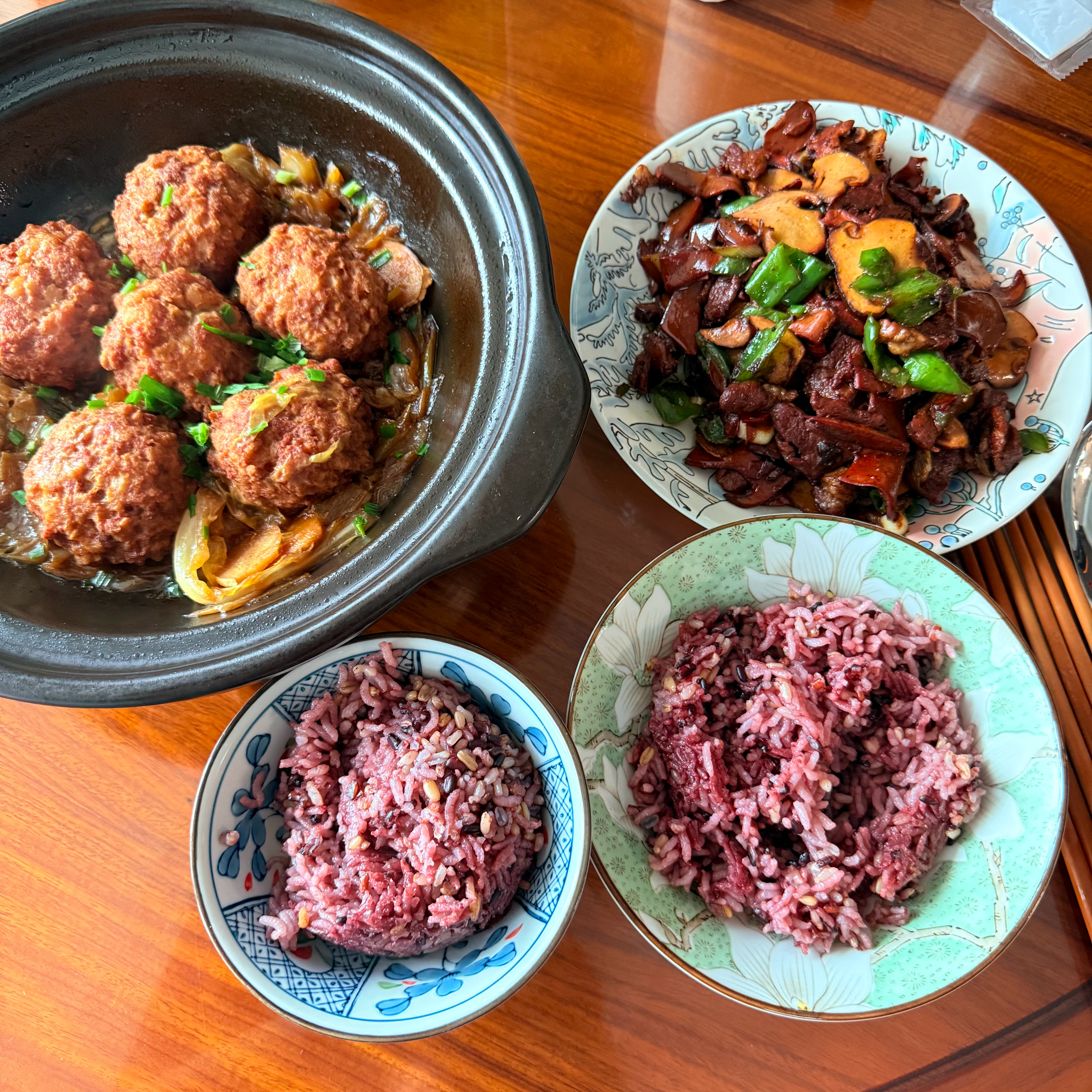 暴雨天，在家吃饭吧红烧狮子头，猪肉炒两种牛肝菌黑牛肝菌黄牛肝菌好吃😋孙小厨家的