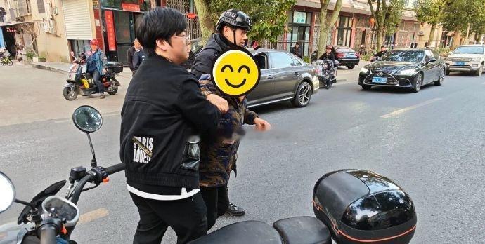 寒风中民警暖心救助，从安慰到移交全程细致，守护群众安全不打折扣。寒风刺骨，人心滚