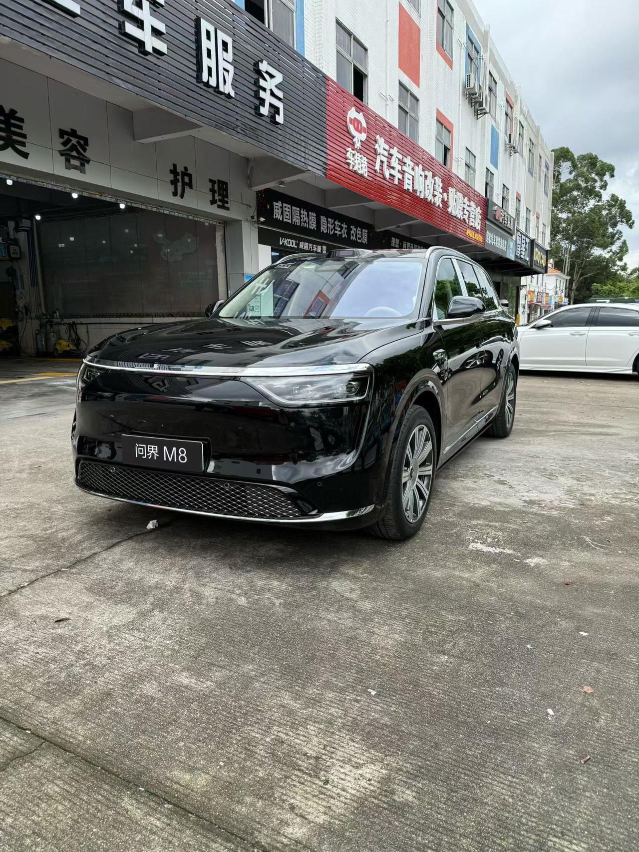 又一台纯电的问界M8新车到店，第一件事情就是把保护底盘的铝镁合金护板安装上车[强