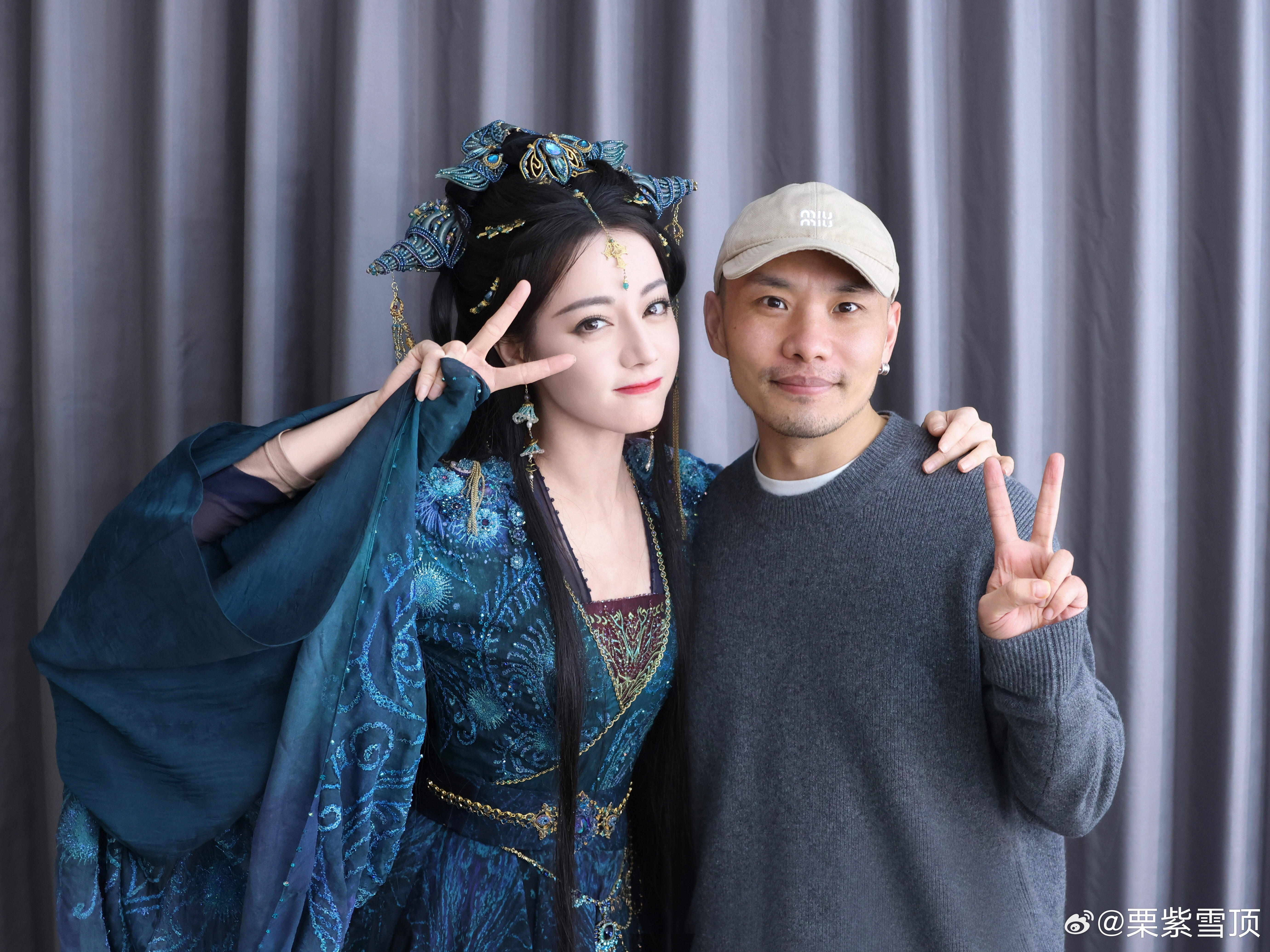 王亚飞晒和迪丽热巴搂肩照王亚飞发了和迪丽热巴合照 来看娱乐 万灵之主私下也太萌了