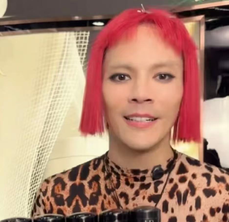 向佐你怎么穿了吉赛尔的衣服   向佐的新look太抓眼球了，红发配上豹纹紧身衣，