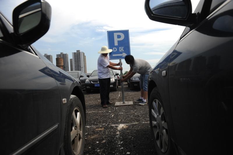 不少车主吐槽，违章已经被交警罚分扣款，车险还涨价，感觉是二次买单。其实这是有政策