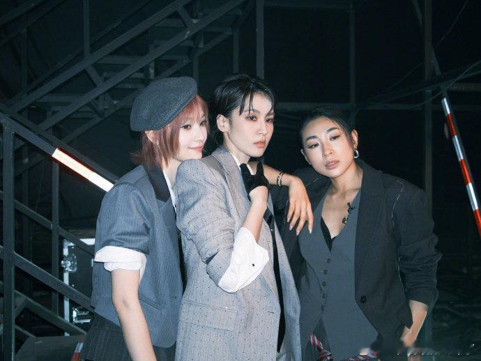 曾沛慈黄灿灿好嗑一位御姐一位甜妹，反差感满满，好好嗑乘风2026