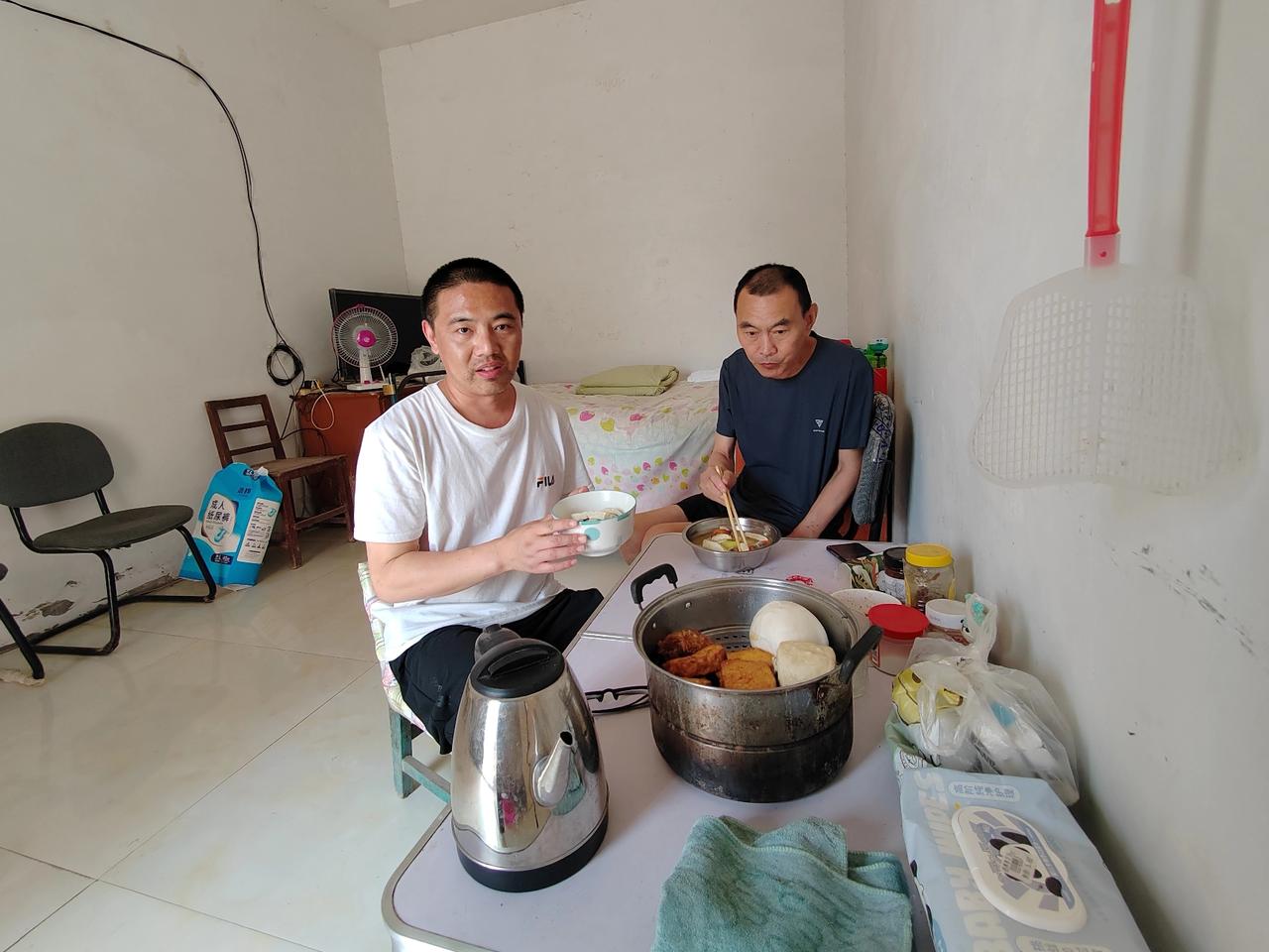 爸爸妈妈离婚了，我在妈妈家呆了两天，现在又要重新回到爸爸那边照顾爸爸了，我和我爸