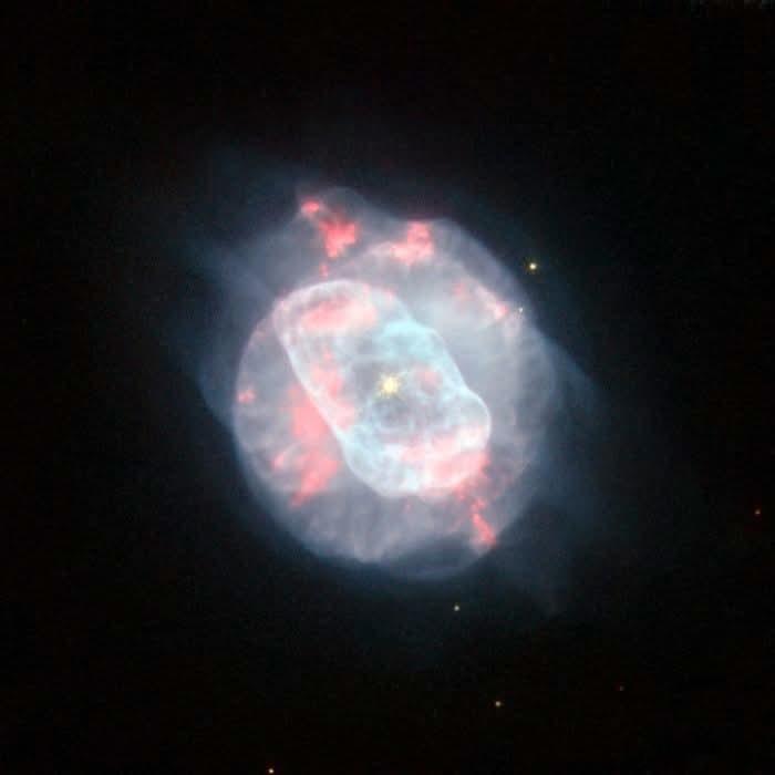 并非每一颗垂死的恒星都会以完美的对称姿态离去。在狼星座中，NASA/ESA 哈勃