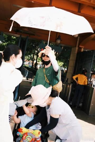 偶遇郭碧婷向佐带娃网友在游乐场偶遇向佐郭碧婷遛娃，褪去明星光环特别接地气，向佐直