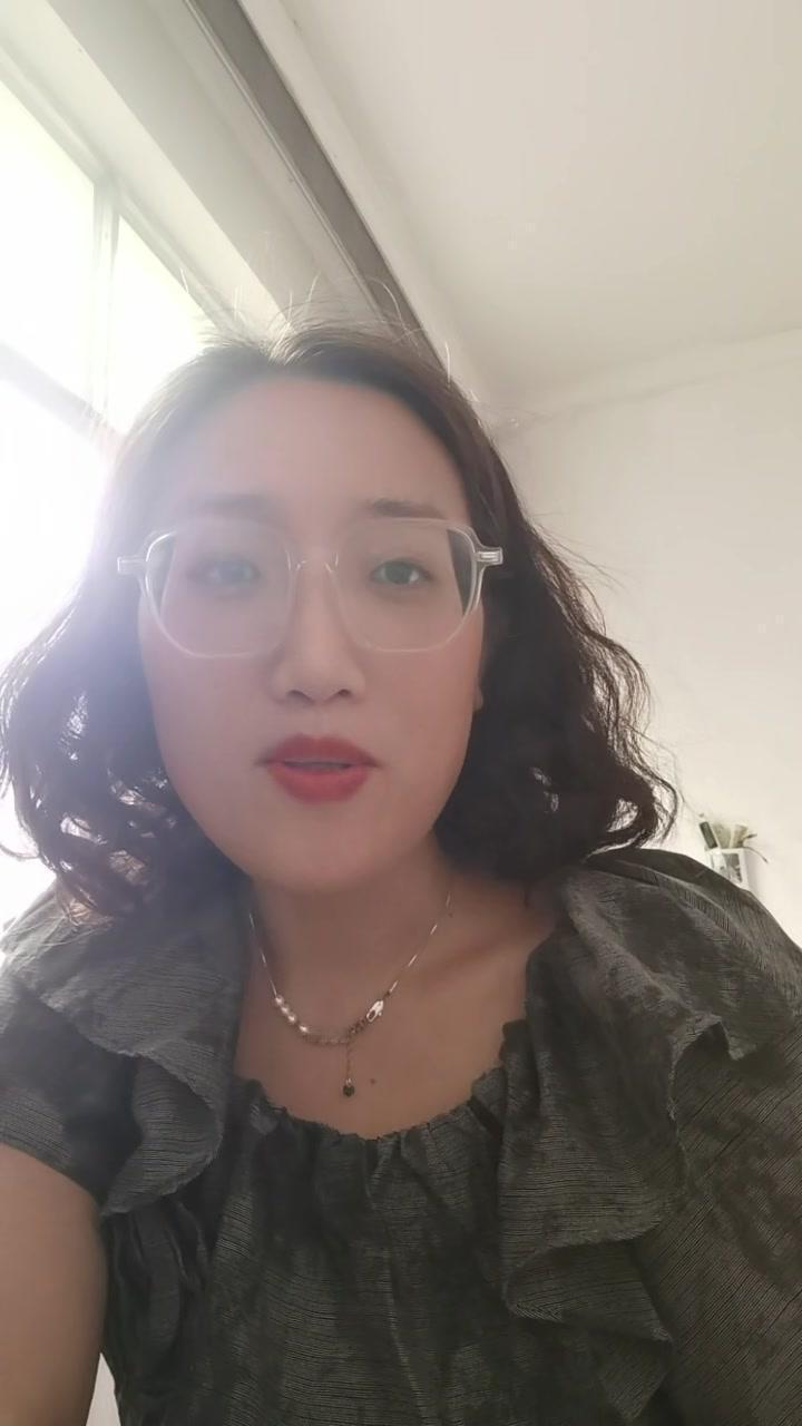 鲁豫采访刘晓庆时，她坦然聊起过往，没有怨恨反而心怀感恩。她说每个决定与经历都是当