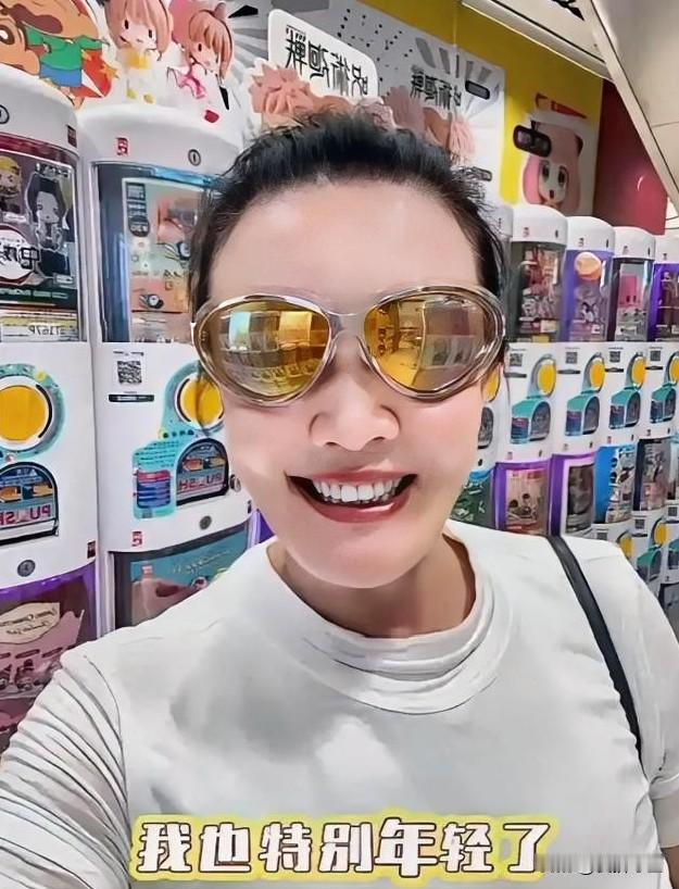 豪门的亲情也可以如此温馨！张兰更新的视频里，带着玥儿去扭蛋，开心得像个孩子，笑容