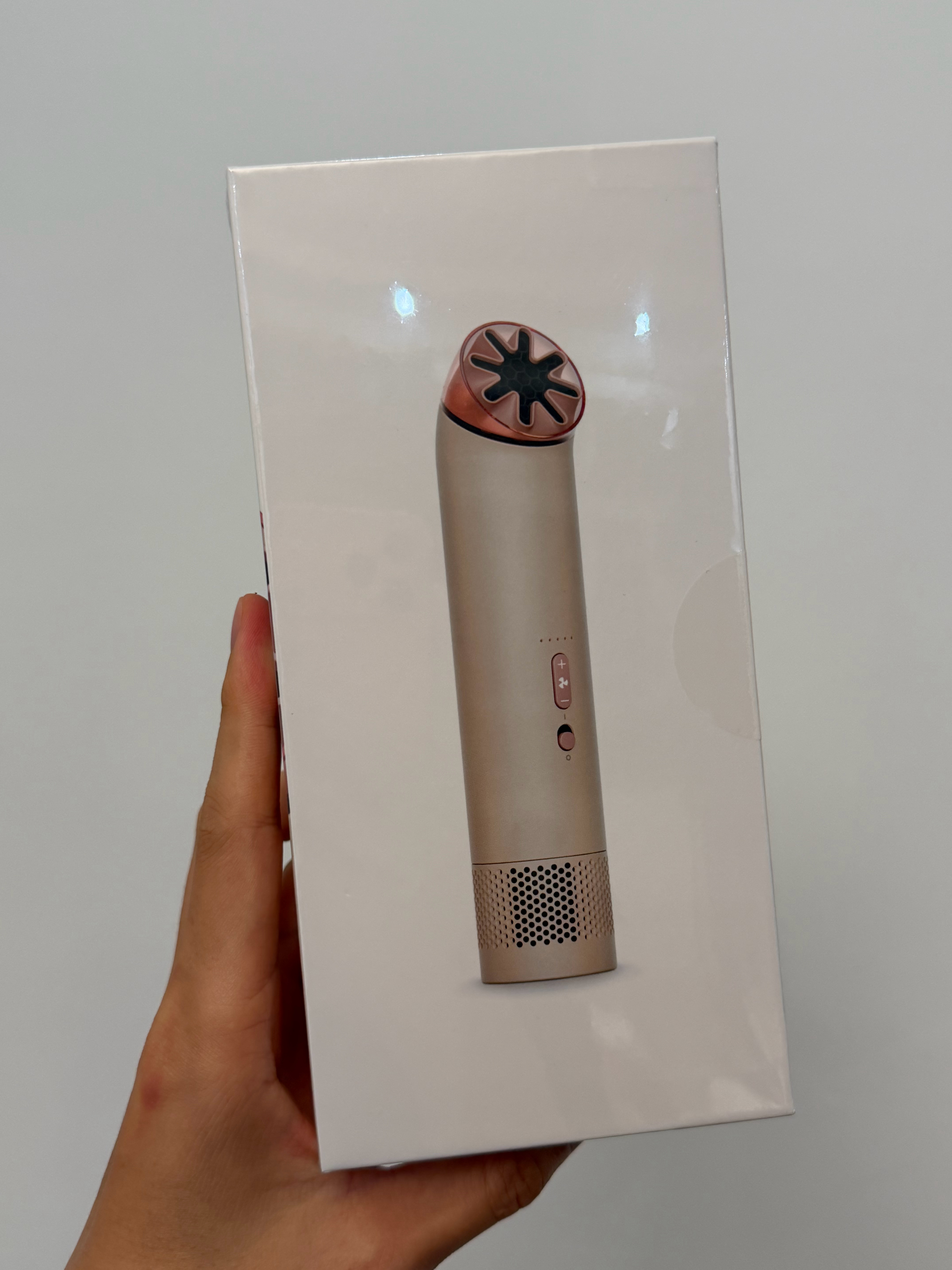 咱们几年前卖了几万只手持小风扇可以说是风扇仙人今天摸到戴森的小风扇，有点意思还有